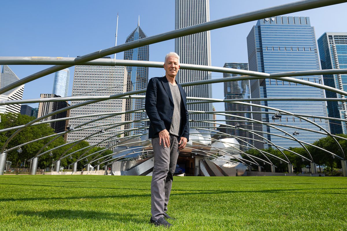 udane negocjacje komercjalizacyjne biznesmen i naukowiec ściskający dłonie po udanym negocjowaniu kontraktu