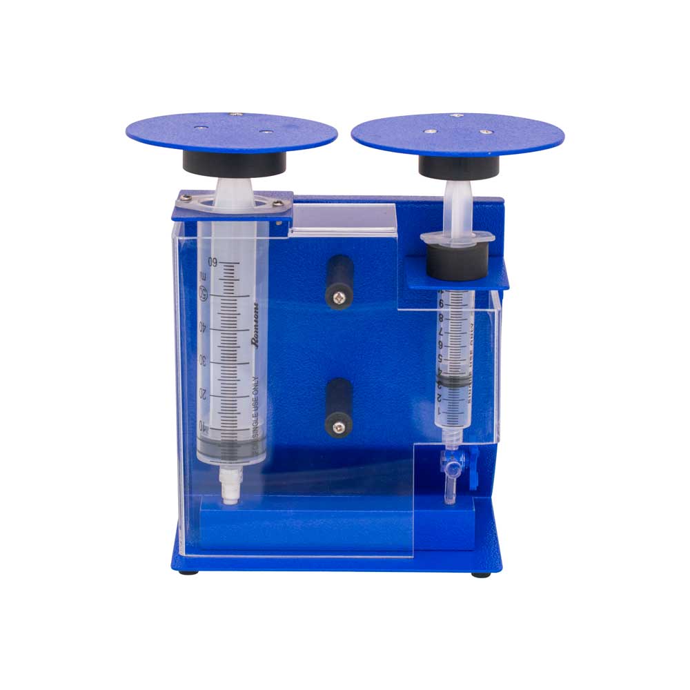 model powodzi z falą wody zalewającą miniaturowe miasteczko w basenie