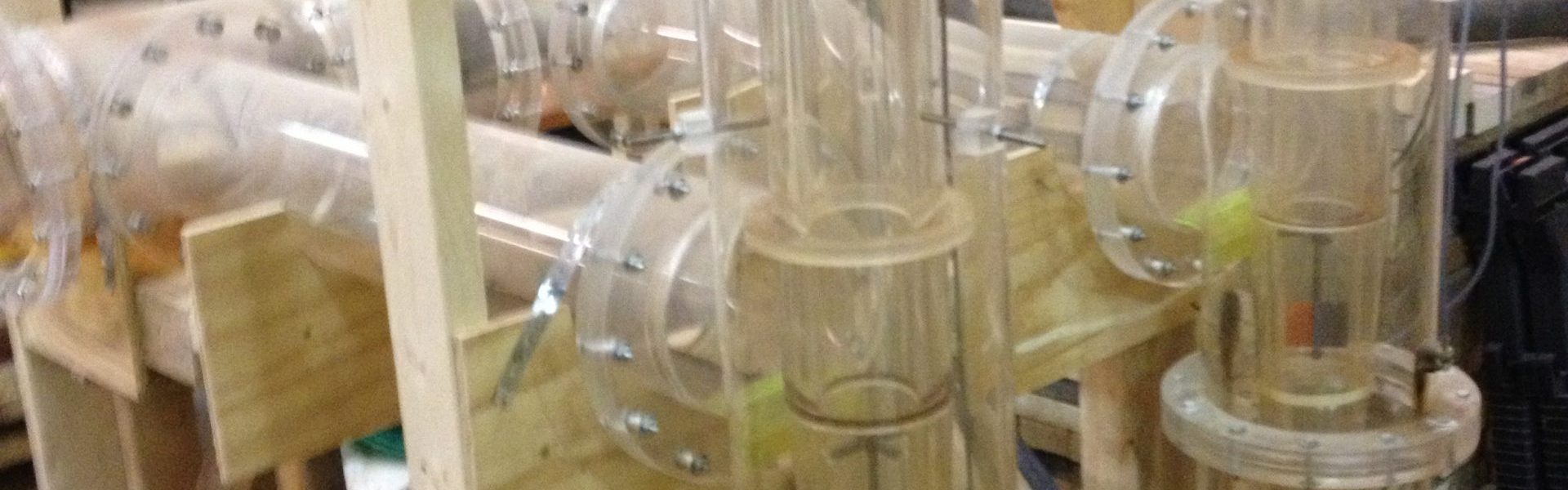 model małej zapory wodnej z turbiną i wirującą wodą na stole warsztatowym